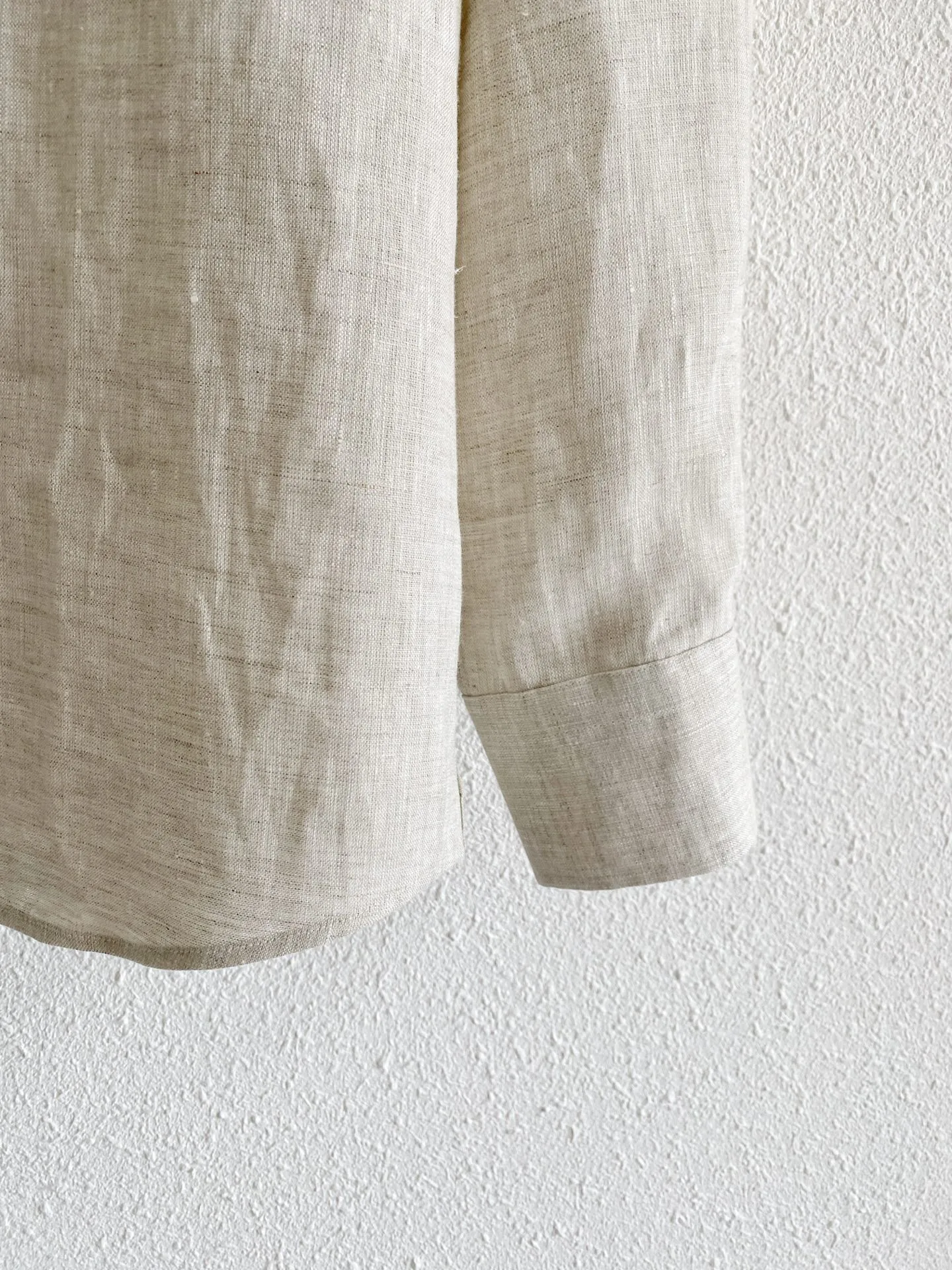Loro Piana pure linen quiet luxury long-sleeved shirt Fabric: Select high-grade natural linen fabrics, retaining the original and delicate fabric texture of linen, with a soft matte texture, in line with the Italian style of low-key quiet luxury; The fabric has rich pores and excellent Breathable heat dissipation performance. In midsummer, the upper body can quickly dissipate body surface heat, making daily travel less prone to sweating and sticky skin; Native linen will produce natural light wrinkles, creating a casual and relaxed wearing atmosphere. The fabric has been pre-processed and optimized, and the rough and itchy feeling has been greatly weakened, making it comfortable to wear against the skin. The color fastness of the fabric has been controlled, and light colors are less prone to yellowing and dullness after repeated washing and care. Style and details: It adopts an elegant Italian small square collar with built-in shaping technology, which is not easy to fall and deform after daily wear and cleaning; the buttoned neckline is suitable for light business scenes, and you can switch to daily casual style by loosening the two upper buttons; the tailoring adopts a slightly loose shoulder version, which is very tolerant for figures with slippery shoulders, large shoulder width, and fat on the waist and abdomen. The shoulders are neatly routed, and the upper body does not feel tight and restrictive; The buttons on the placket are neatly arranged, and the wiring is fine and concealed. There is no conspicuously exposed brand logo, and the details are restrained and restrained; the regular-length long-sleeved cuffs can be folded freely, which can create different looks; the arc-shaped hem design is suitable for multiple wearing methods. It can be worn neatly and smartly when tucked into trousers, while the hem can be worn outside for a lazy and comfortable look. Color selection: Light sky blue: The tone is fresh and clear, with outstanding visual cooling effect. It is suitable for spring and summer seasons. It is suitable for all types of Light Gray, Khaki, and White bottoms. It is refreshing and neat for commuting, and suitable for more formal travel occasions; Oatmeal: the natural color of linen, with a warm and soft texture, stronger stain resistance, and a higher fault tolerance rate for daily wear. It is suitable for leisure travel, daily shopping and other scenes, and has a strong sense of old money. Sizes:M-4XL
